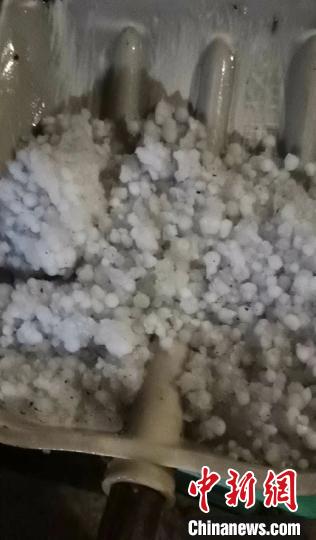 17日晚,云南省文山州多地突降冰雹。文山州委宣传部供图 17日晚,云南省文山州多地突降冰雹。文山州委宣传部供图