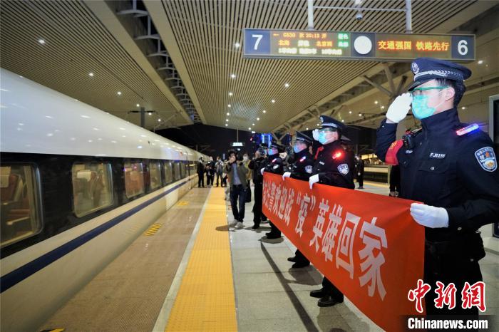 郑州铁路民警向平安回到家乡的河南援湖北医护人员致敬 韩章云 摄 郑州铁路民警向平安回到家乡的河南援湖北医护人员致敬 韩章云 摄