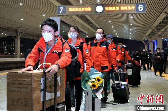 载誉而归的援湖北医疗队员们 韩章云 摄 载誉而归的援湖北医疗队员们 韩章云 摄