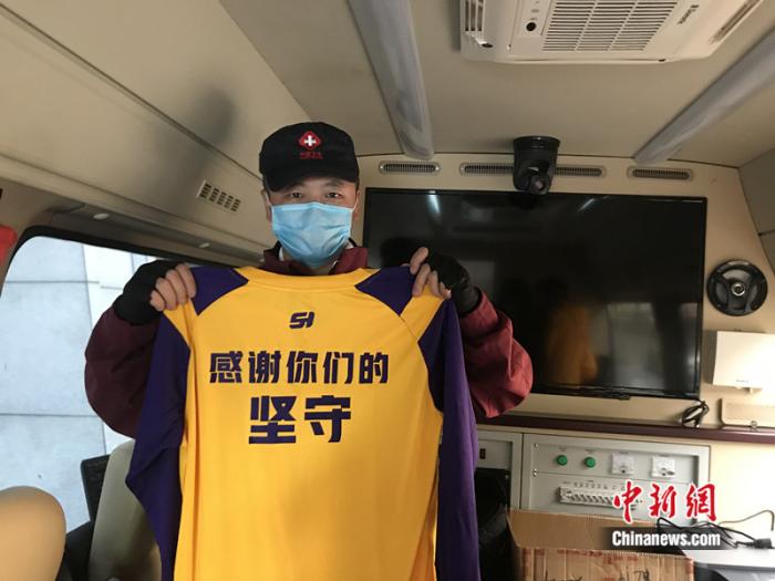 3月17日,中南大学湘雅二医院的医疗队员收拾行李,准备从武汉撤离。队员冯国强将一件写有“感谢你们的坚守”的T恤收好珍藏。冉文娟 摄 3月17日,中南大学湘雅二医院的医疗队员收拾行李,准备从武汉撤离。队员冯国强将一件写有“感谢你们的坚守”的T恤收好珍藏。冉文娟 摄
