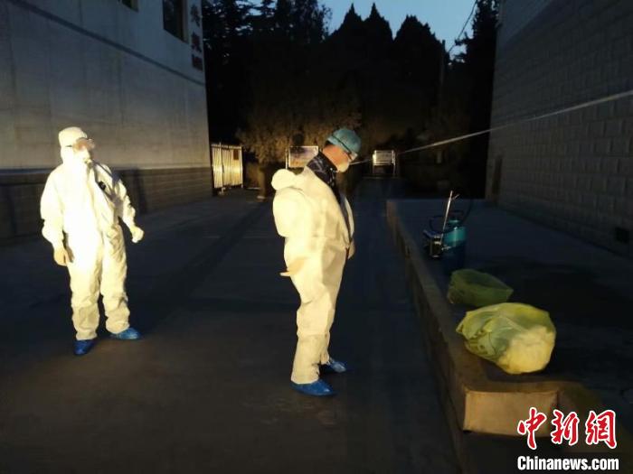 图为张军和同事结束消杀工作。受访者供图 图为张军和同事结束消杀工作。受访者供图