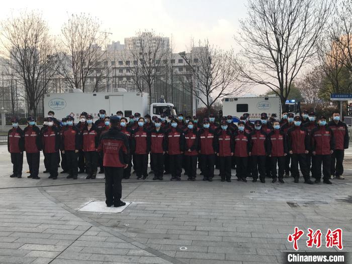 抵达上海后,所有人员将在指点隔离点封闭隔离14天并进行医学观察;车辆也要统一封存两周。东方医院供图 抵达上海后,所有人员将在指点隔离点封闭隔离14天并进行医学观察;车辆也要统一封存两周。东方医院供图