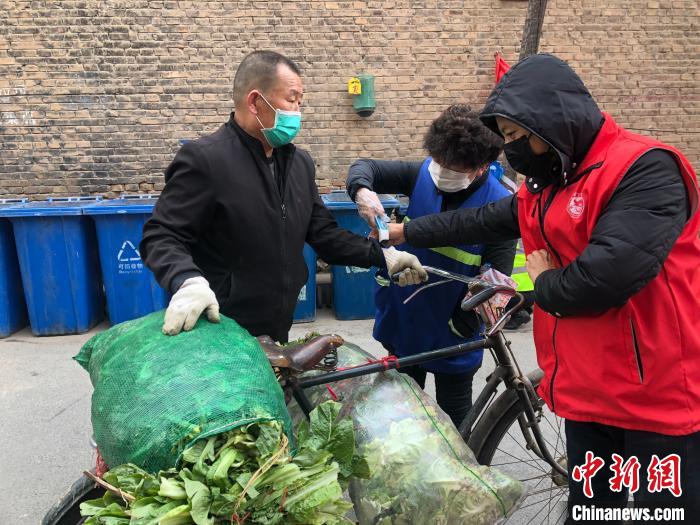 图为兰州市城关区志愿者在社区卡口为居民测量体温。(资料图) 徐雪 摄 图为兰州市城关区志愿者在社区卡口为居民测量体温。(资料图) 徐雪 摄