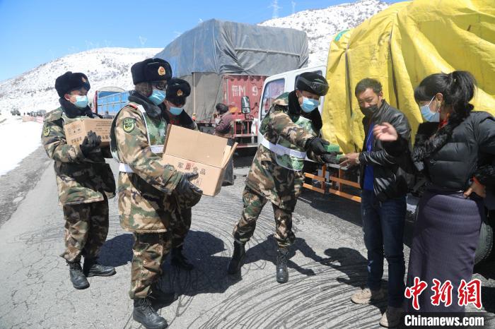 图为救援官兵为滞留司乘人员发放食物。 汪巍 摄 图为救援官兵为滞留司乘人员发放食物。 汪巍 摄