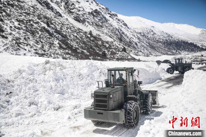 图为救援官兵清理最后一处雪崩塌方体。 汪巍 摄 图为救援官兵清理最后一处雪崩塌方体。 汪巍 摄
