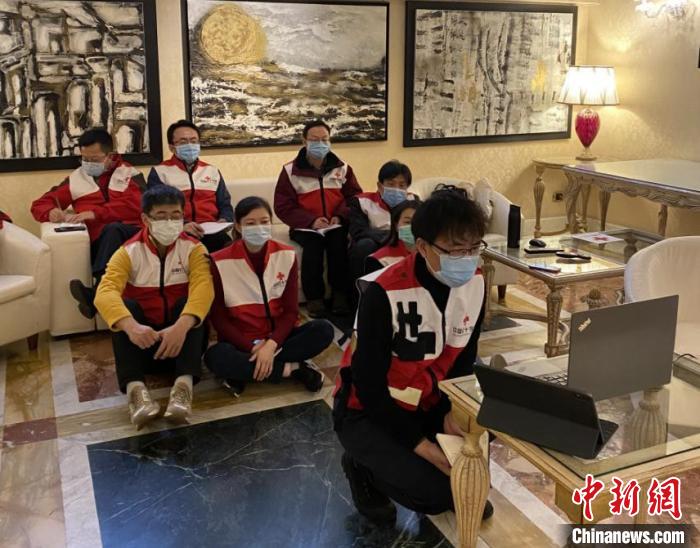 援意专家组在意大利开视频会议。四川大学华西医院供图 援意专家组在意大利开视频会议。四川大学华西医院供图