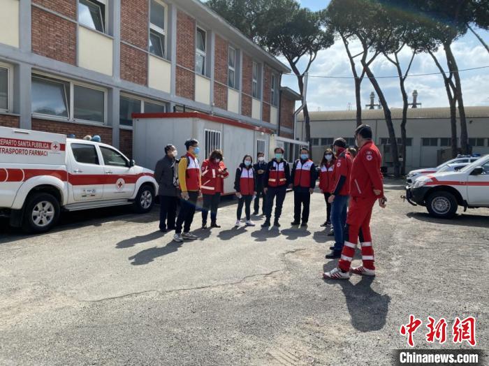 援意专家组在意大利。四川大学华西医院供图 援意专家组在意大利。四川大学华西医院供图