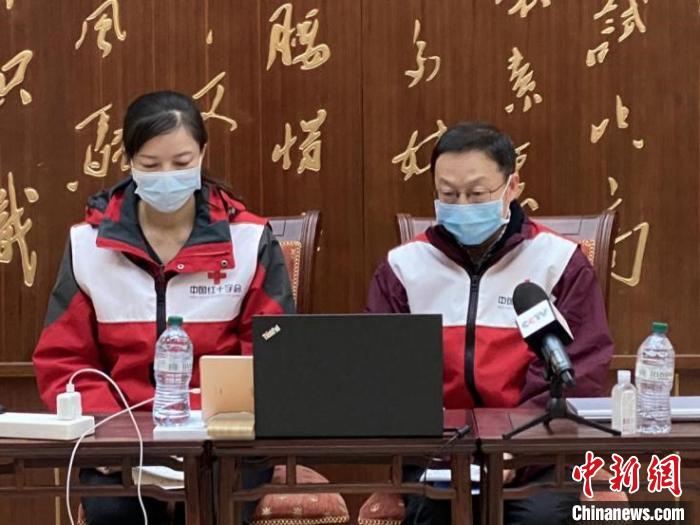 援意专家组在意大利开展线上直播,科普疫情防控知识。四川大学华西医院供图 援意专家组在意大利开展线上直播,科普疫情防控知识。四川大学华西医院供图