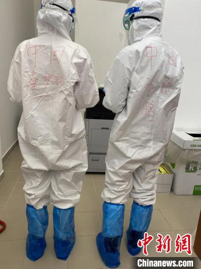 援意专家组进入隔离病区,左侧为唐梦琳。四川大学华西医院供图 援意专家组进入隔离病区,左侧为唐梦琳。四川大学华西医院供图