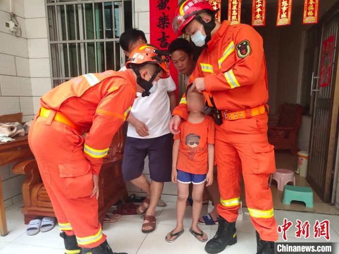男童被安全救出。 王通彬 摄 男童被安全救出。 王通彬 摄