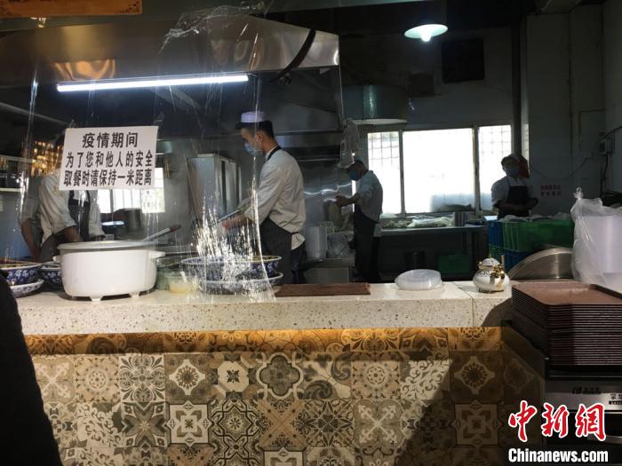 图为兰州牛肉面馆取餐窗口。 张婧 摄 图为兰州牛肉面馆取餐窗口。 张婧 摄