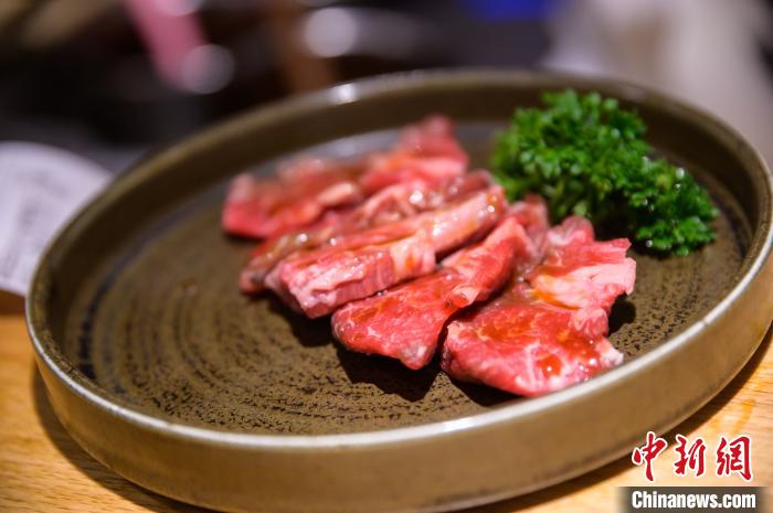 岩冶屋的食材和牛上脑。 李南轩 摄 岩冶屋的食材和牛上脑。 李南轩 摄