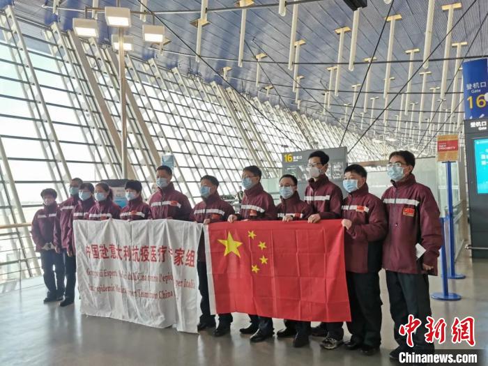 专家组登机前合影。浙大一院 供图 专家组登机前合影。浙大一院 供图