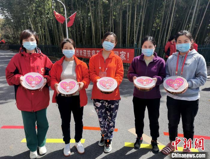 安徽支援湖北医疗队员展示收到的“家乡味道”。 沈果 摄 安徽支援湖北医疗队员展示收到的“家乡味道”。 沈果 摄