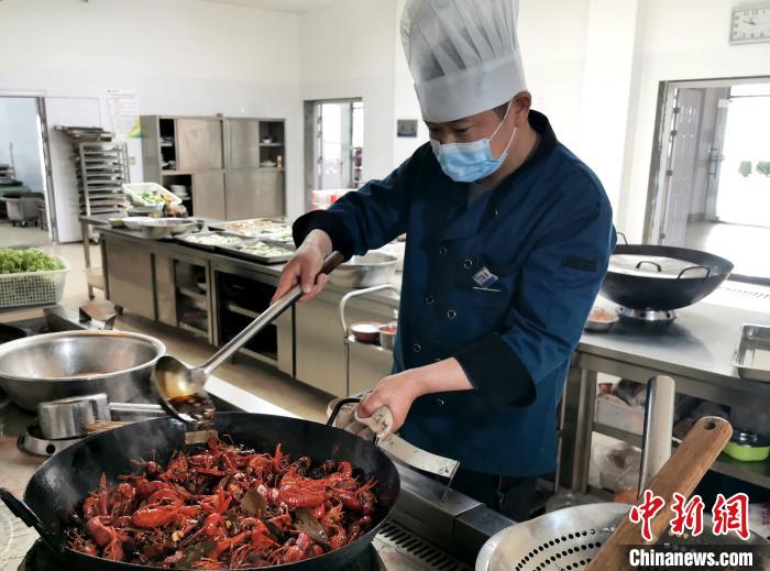 大厨正在加工美味的小龙虾。 沈果 摄 大厨正在加工美味的小龙虾。 沈果 摄