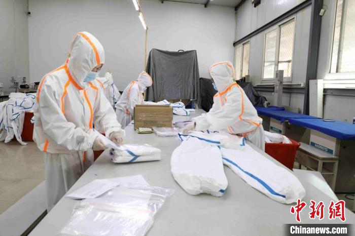 工人正在包装生产好的防护服和隔离衣。 鹿城宣传部供图 摄 工人正在包装生产好的防护服和隔离衣。 鹿城宣传部供图 摄