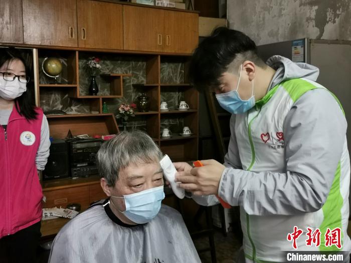 广州社工开展“义剪”活动 主办方提供 摄 广州社工开展“义剪”活动 主办方提供 摄