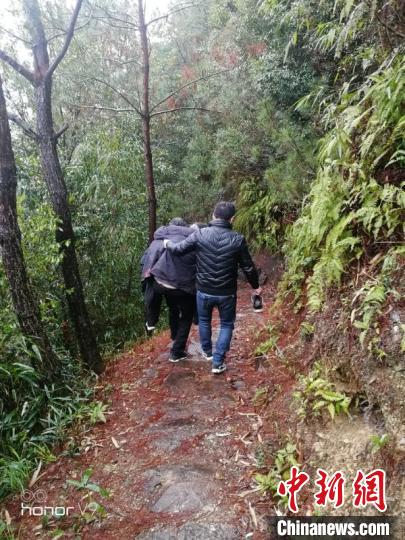 两兄弟下山 泰顺公安供图 摄 两兄弟下山 泰顺公安供图 摄