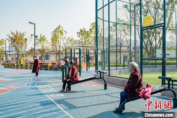 图为市民戴着口罩在社区体育文化公园休憩。 重庆市规划和自然资源局供图 摄 图为市民戴着口罩在社区体育文化公园休憩。 重庆市规划和自然资源局供图 摄