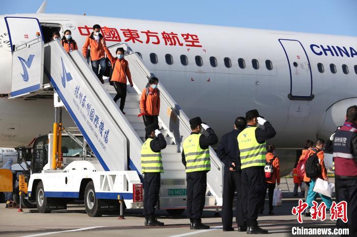 19日下午,江苏扬州援助湖北医疗队第二批164名撤离队员抵达扬州泰州国际机场。 扬州泰州机场供图 19日下午,江苏扬州援助湖北医疗队第二批164名撤离队员抵达扬州泰州国际机场。 扬州泰州机场供图