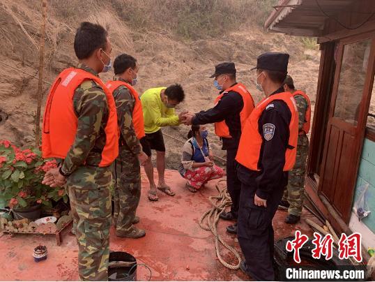 图为中老协作在湄公河上救援老挝遇险货船。云南省公安厅供图 图为中老协作在湄公河上救援老挝遇险货船。云南省公安厅供图