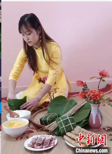 图为越南留学生裴天明桥直播包越南粽子。云南民族大学供图 图为越南留学生裴天明桥直播包越南粽子。云南民族大学供图