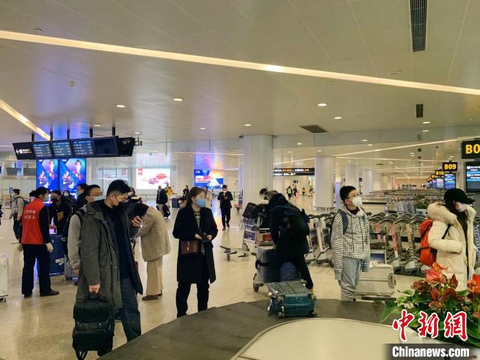 资料图:抵达杭州萧山国际机场的旅客。(图文无关) 张斌 摄 资料图:抵达杭州萧山国际机场的旅客。(图文无关) 张斌 摄
