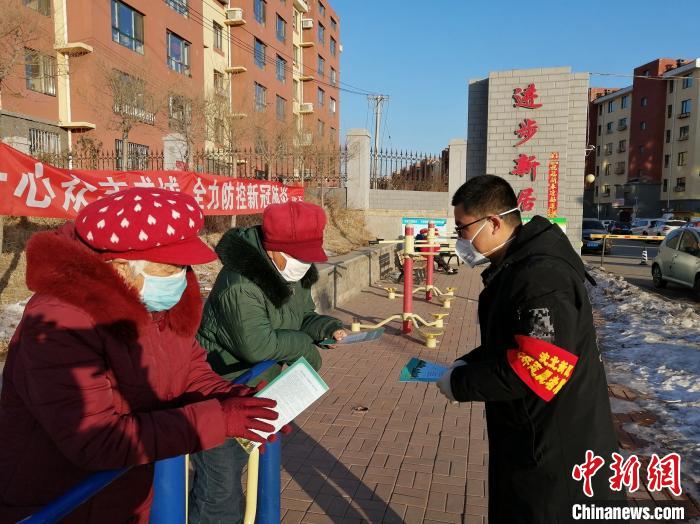 发放防“疫”宣传单。 赵桂华 摄 发放防“疫”宣传单。 赵桂华 摄