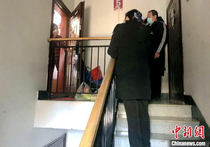 送生活必需品。 赵桂华 摄 送生活必需品。 赵桂华 摄