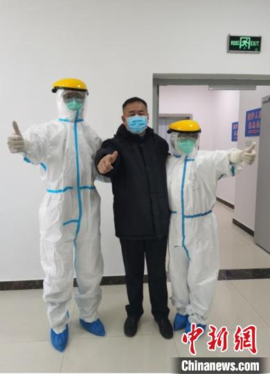侯锐钢要求队员们严格训练防护服的穿脱。受访者供图 侯锐钢要求队员们严格训练防护服的穿脱。受访者供图