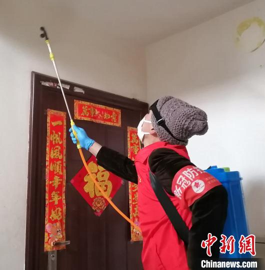 楼道消毒。 赵桂华 摄 楼道消毒。 赵桂华 摄