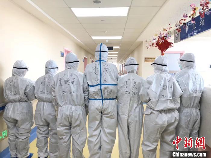 两地医护人员齐心协力共度难关。尹翻平供图 两地医护人员齐心协力共度难关。尹翻平供图
