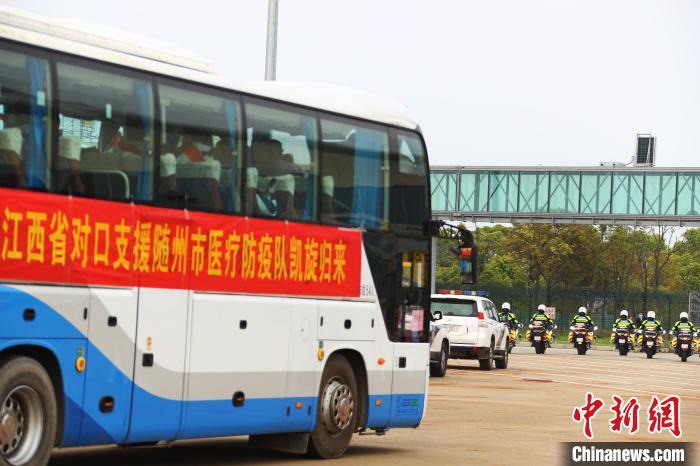 3月23日下午,载着江西援助湖北随州医疗队队员的大巴驶离南昌昌北国际机场。 刘占昆 摄 3月23日下午,载着江西援助湖北随州医疗队队员的大巴驶离南昌昌北国际机场。 刘占昆 摄