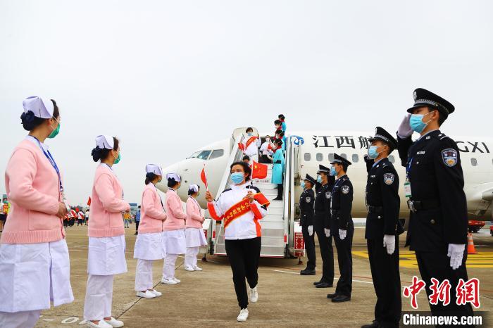3月23日下午,江西援助湖北随州医疗队队员走下飞机。 刘占昆 摄 3月23日下午,江西援助湖北随州医疗队队员走下飞机。 刘占昆 摄