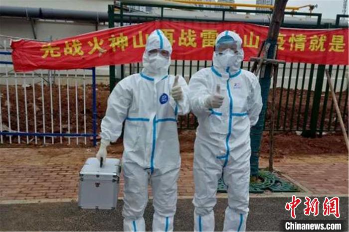 图为江西省疾控系统支援武汉防疫队消杀组前往雷神山医院。 陈姝慧 摄 图为江西省疾控系统支援武汉防疫队消杀组前往雷神山医院。 陈姝慧 摄