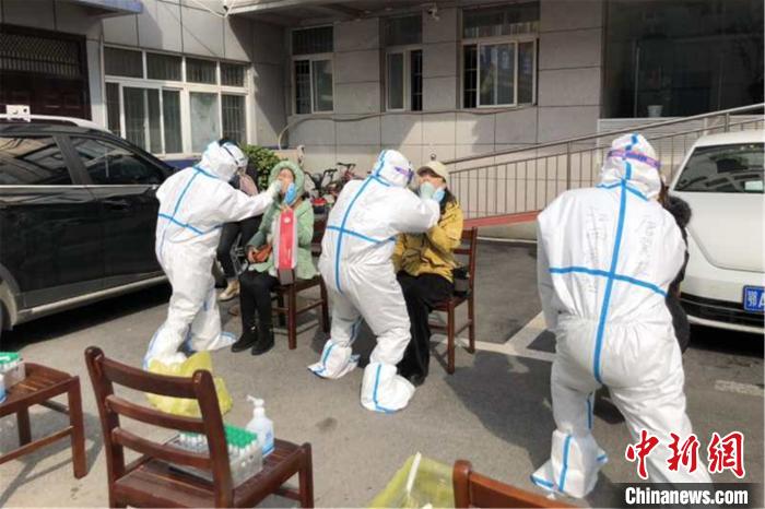 图为江西省疾控系统支援武汉防疫队检验组在采集咽拭子。 陈姝慧 摄 图为江西省疾控系统支援武汉防疫队检验组在采集咽拭子。 陈姝慧 摄