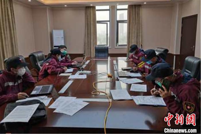 图为江西省疾控系统支援武汉防疫队流调组在写报告。 陈姝慧 摄 图为江西省疾控系统支援武汉防疫队流调组在写报告。 陈姝慧 摄