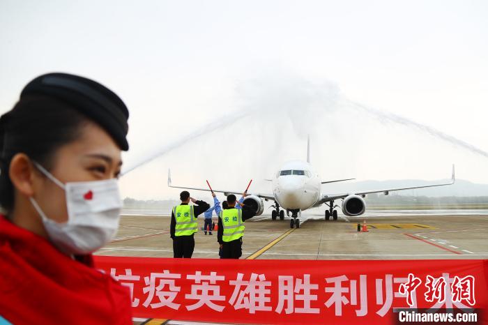 3月23日下午,载着江西援助湖北随州医疗队队员的航班降落南昌昌北国际机场,机场举行“过水门”仪式为胜利归来的抗疫英雄“接风洗尘”。 刘占昆 摄 3月23日下午,载着江西援助湖北随州医疗队队员的航班降落南昌昌北国际机场,机场举行“过水门”仪式为胜利归来的抗疫英雄“接风洗尘”。 刘占昆 摄
