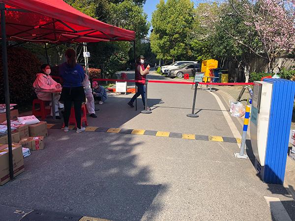 H社区某小区进门处拉起了红色警戒线,地上堆着居民的快递和生活用品。澎湃新闻记者 钟笑玫 图 H社区某小区进门处拉起了红色警戒线,地上堆着居民的快递和生活用品。澎湃新闻记者 钟笑玫 图