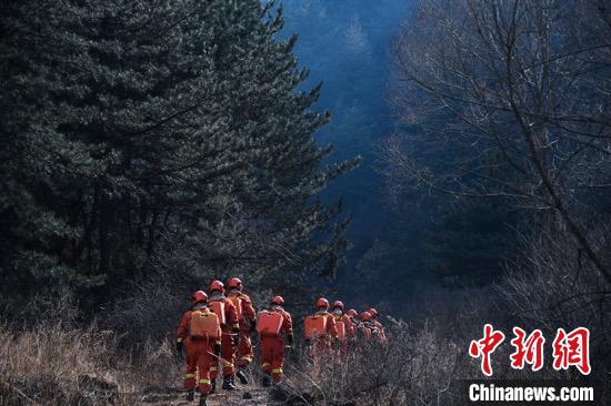 经过连续奋战,截至24日7时,榆社“3.17”森林火灾火场明火全部扑灭,已进入清理和看守火场阶段。 武俊杰 摄 经过连续奋战,截至24日7时,榆社“3.17”森林火灾火场明火全部扑灭,已进入清理和看守火场阶段。 武俊杰 摄