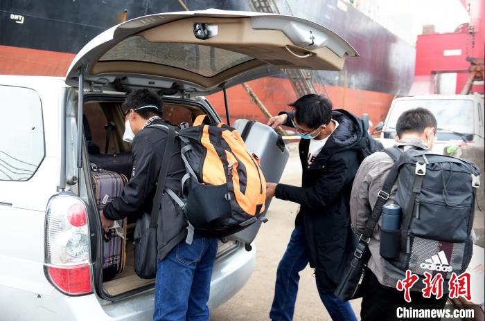 10名中国籍国际航行船舶船员在江苏南通换班下船。南通海事局供图 10名中国籍国际航行船舶船员在江苏南通换班下船。南通海事局供图