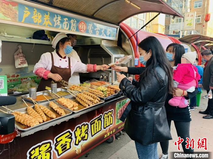 24日,潞州区延南街道淮海小吃街等小吃聚集地已恢复了往日的热闹。 任静 摄 24日,潞州区延南街道淮海小吃街等小吃聚集地已恢复了往日的热闹。 任静 摄