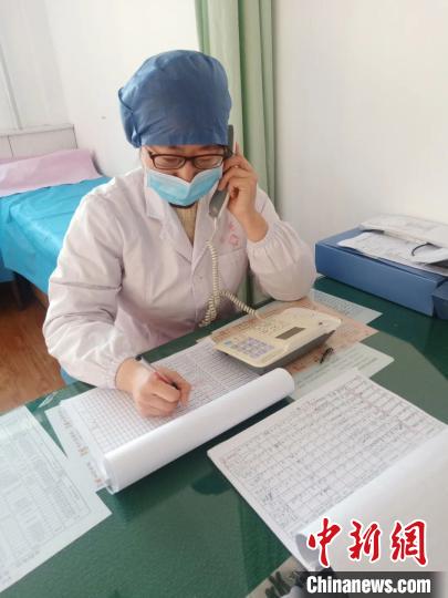 疫情防控期间,家庭医生每天都会跟居民打电话,询问他们的情况。 申娜 摄 疫情防控期间,家庭医生每天都会跟居民打电话,询问他们的情况。 申娜 摄