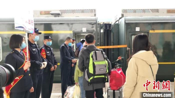 图为中国铁路兰州局集团公司工作人员在站台对进疆务工旅客进行引导,确保复工人员有序出行。 张涛 摄 图为中国铁路兰州局集团公司工作人员在站台对进疆务工旅客进行引导,确保复工人员有序出行。 张涛 摄