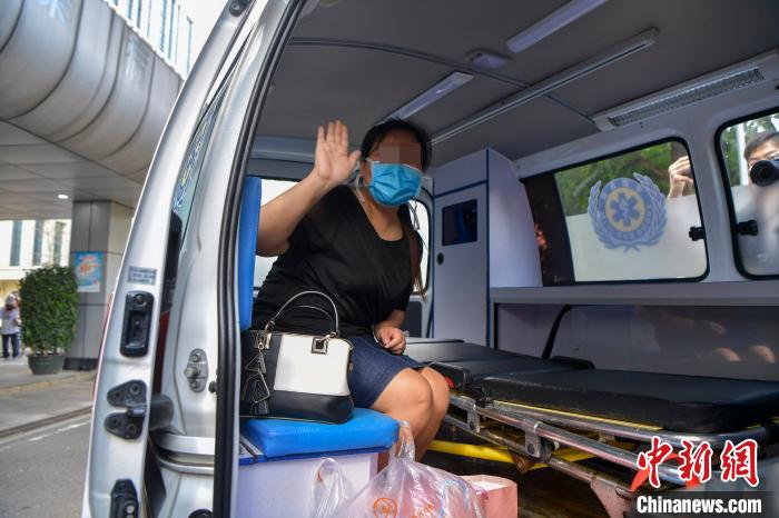 海南省最后一例新冠肺炎确诊病例在海南省人民医院治愈出院。 骆云飞 摄 海南省最后一例新冠肺炎确诊病例在海南省人民医院治愈出院。 骆云飞 摄