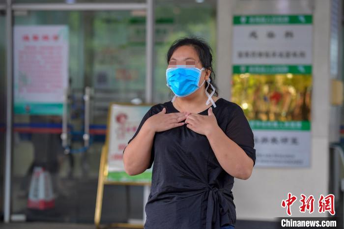 海南省最后一例新冠肺炎确诊病例在海南省人民医院治愈出院。 骆云飞 摄 海南省最后一例新冠肺炎确诊病例在海南省人民医院治愈出院。 骆云飞 摄