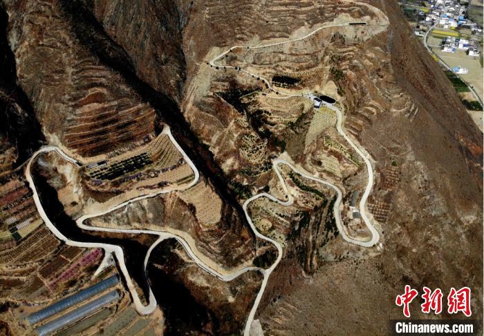 受益于国家精准扶贫政策,甘肃陇南深山区的水泥路渐渐多了,也才得以和外界多了交流。图为航拍文县境内弯弯曲曲的山路。 李亚龙 摄 受益于国家精准扶贫政策,甘肃陇南深山区的水泥路渐渐多了,也才得以和外界多了交流。图为航拍文县境内弯弯曲曲的山路。 李亚龙 摄