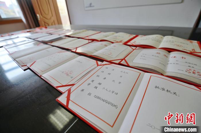 荣志珏生前获得的荣誉展示。警方供图 荣志珏生前获得的荣誉展示。警方供图