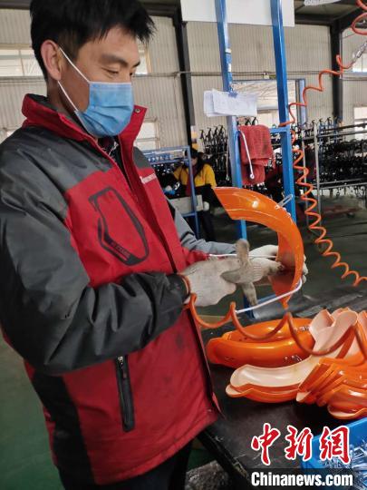 图为科左中旗通过劳务输出的工人在工作中。 唐丽雅 摄 图为科左中旗通过劳务输出的工人在工作中。 唐丽雅 摄