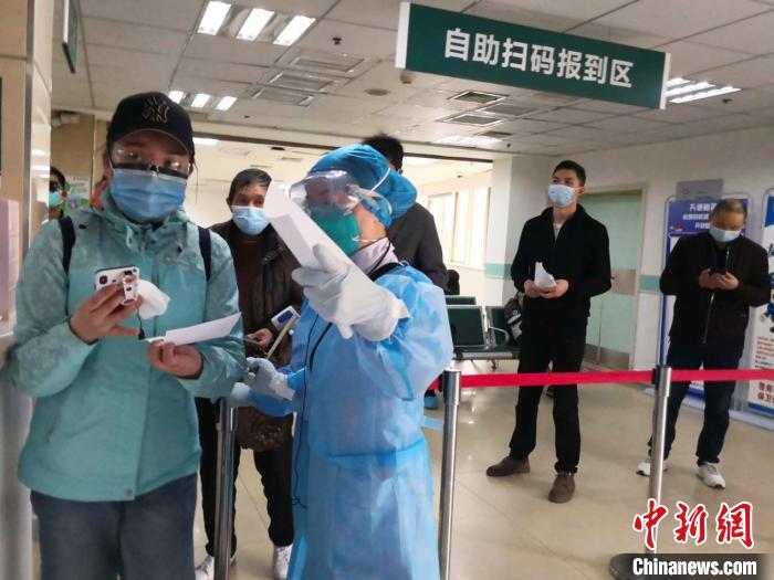 图为患者就医前需要检测体温 代雨朦 摄 图为患者就医前需要检测体温 代雨朦 摄
